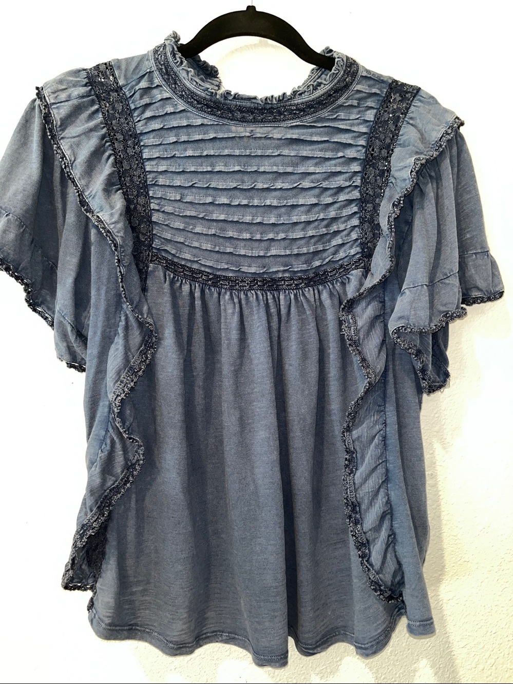Free People faded denim blue relaxed ruffle blouse
Bohemian, 
Sz  XL